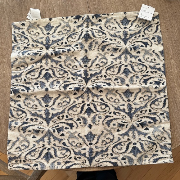 PB NWT Reilly 22x22 pillow cover - Picture 1 of 4